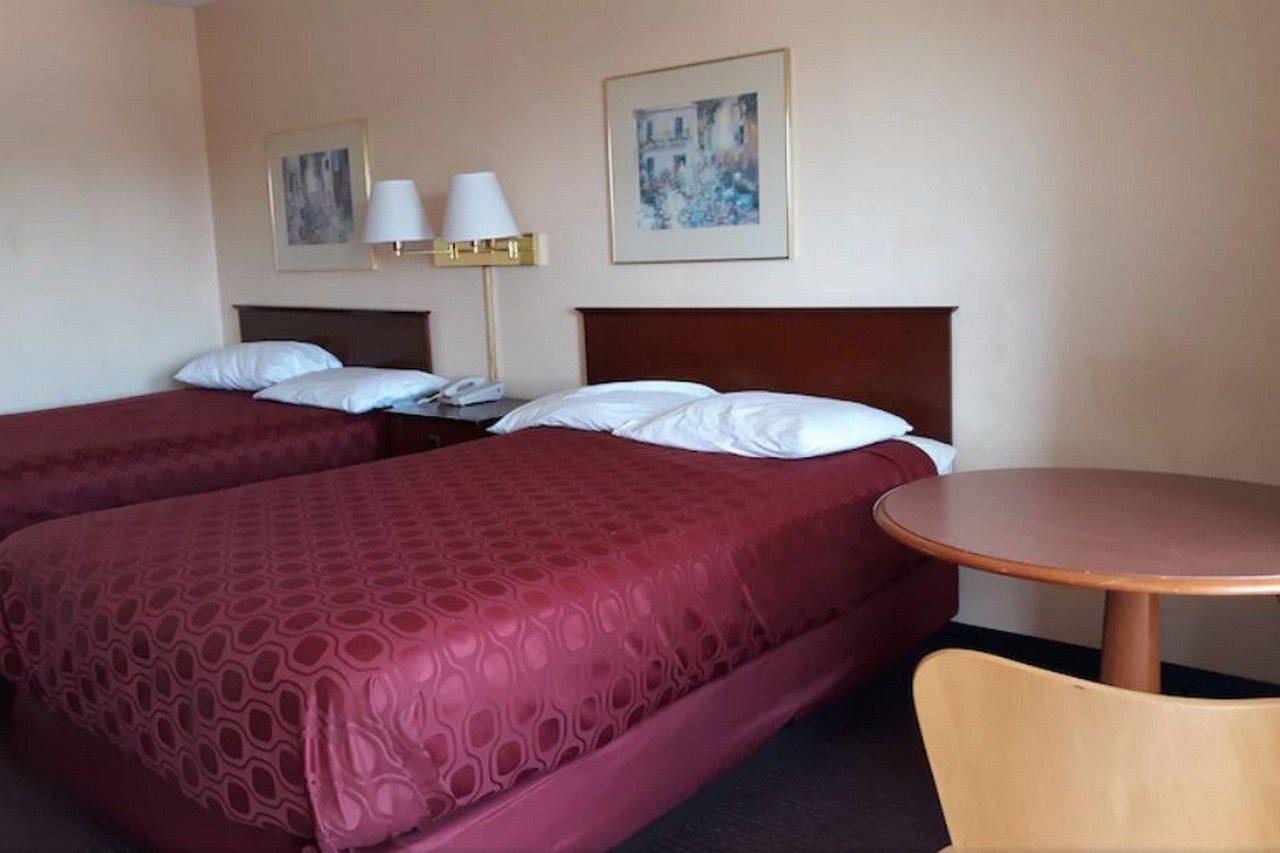 Americas Best Value Inn Стокбридж Екстериор снимка