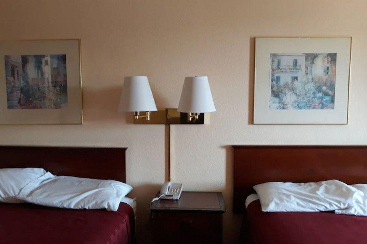 Americas Best Value Inn Стокбридж Екстериор снимка