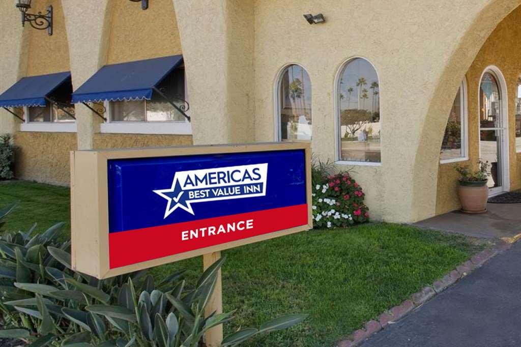 Americas Best Value Inn Стокбридж Екстериор снимка