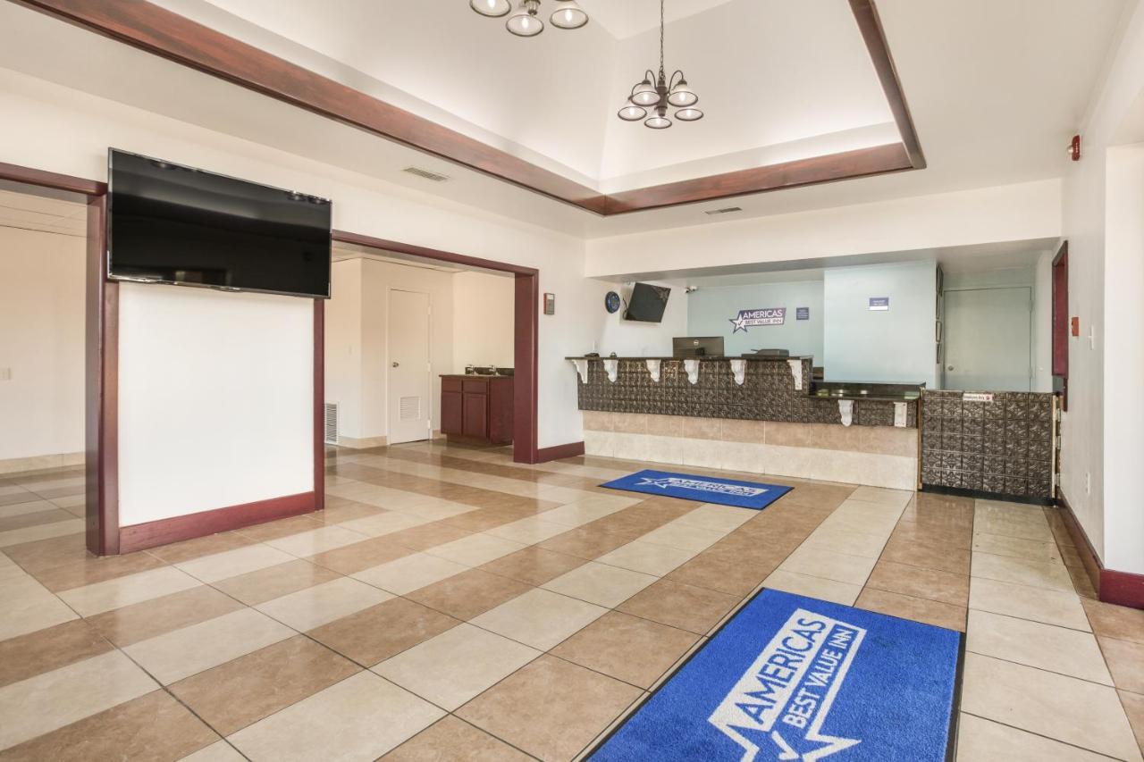 Americas Best Value Inn Стокбридж Екстериор снимка