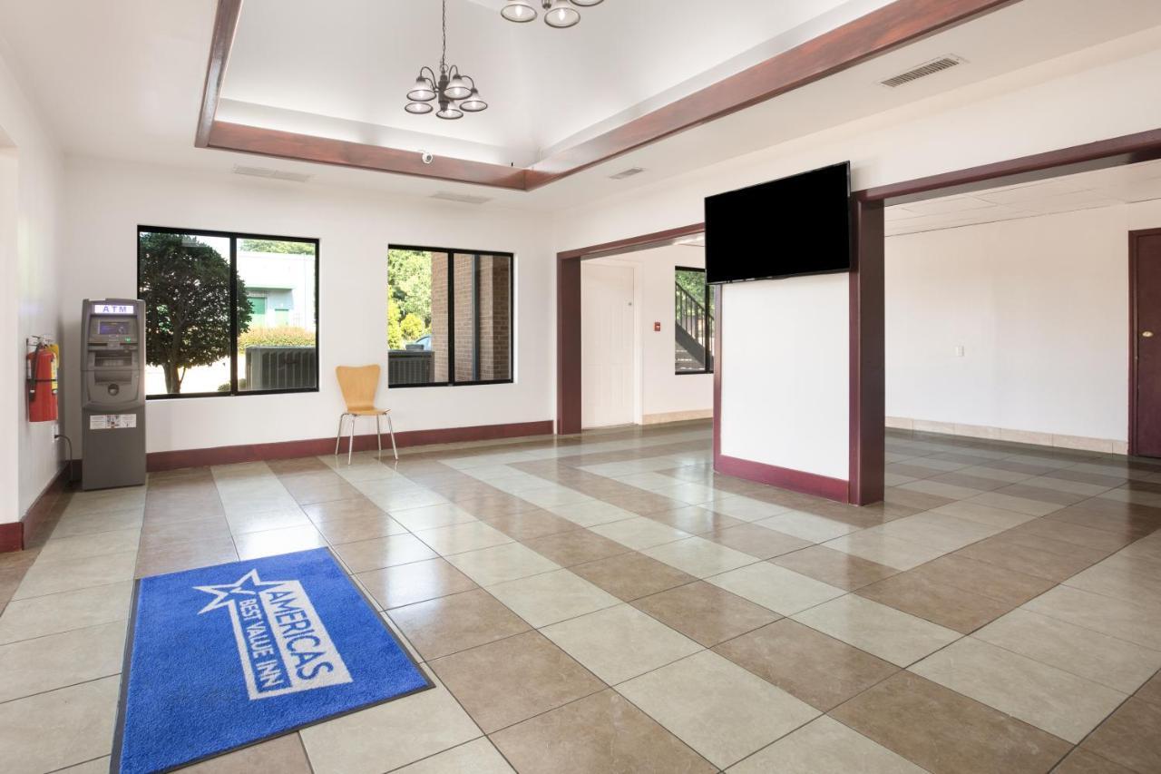 Americas Best Value Inn Стокбридж Екстериор снимка