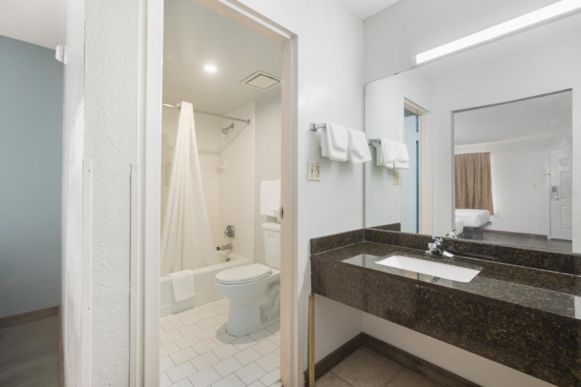 Americas Best Value Inn Стокбридж Стая снимка