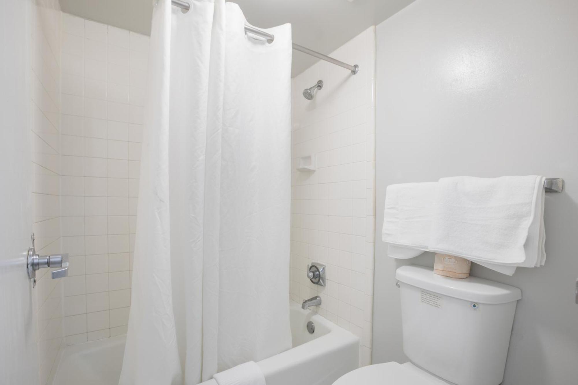 Americas Best Value Inn Стокбридж Стая снимка