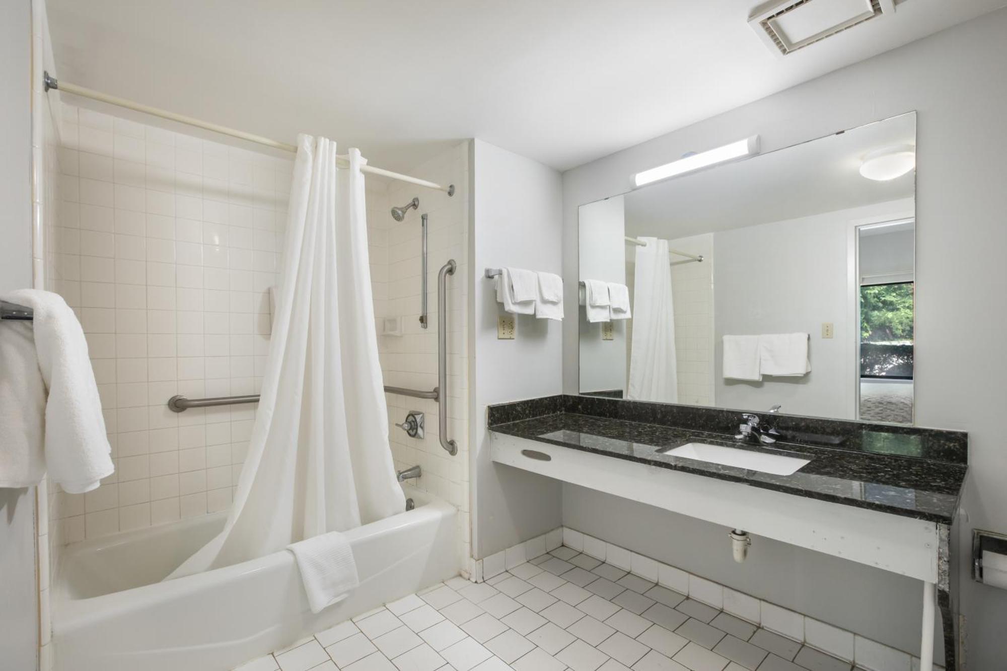 Americas Best Value Inn Стокбридж Стая снимка