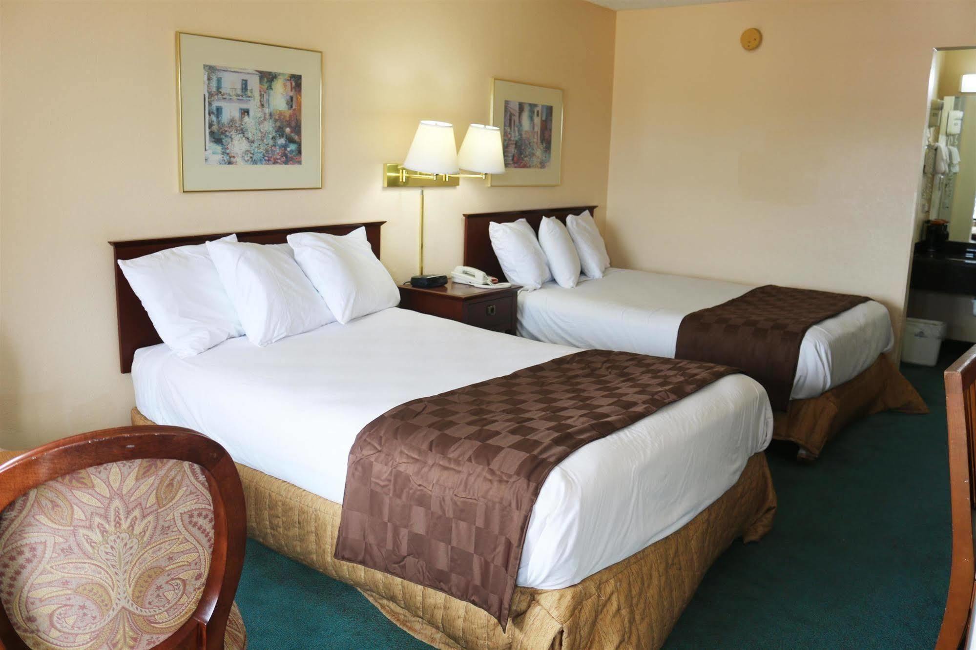 Americas Best Value Inn Стокбридж Екстериор снимка