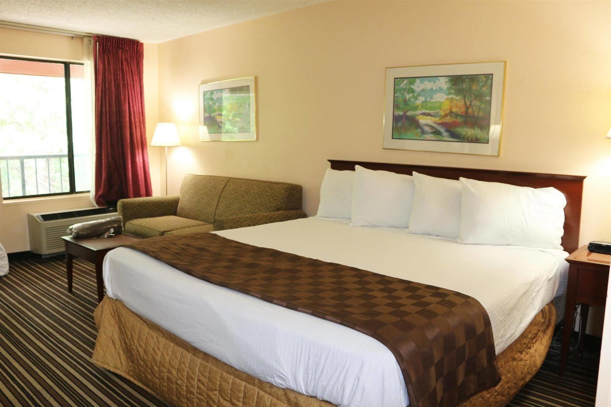 Americas Best Value Inn Стокбридж Екстериор снимка